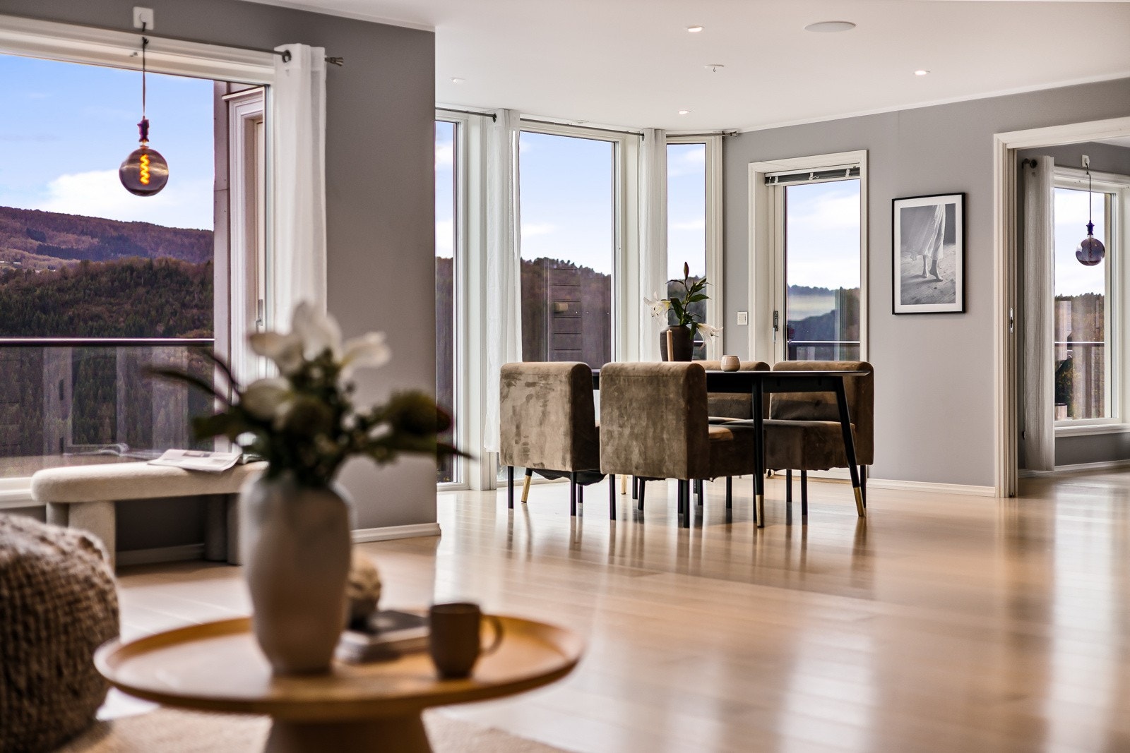 Plass til stort spisebord med utsikt på alle kanter. Galleribilde
