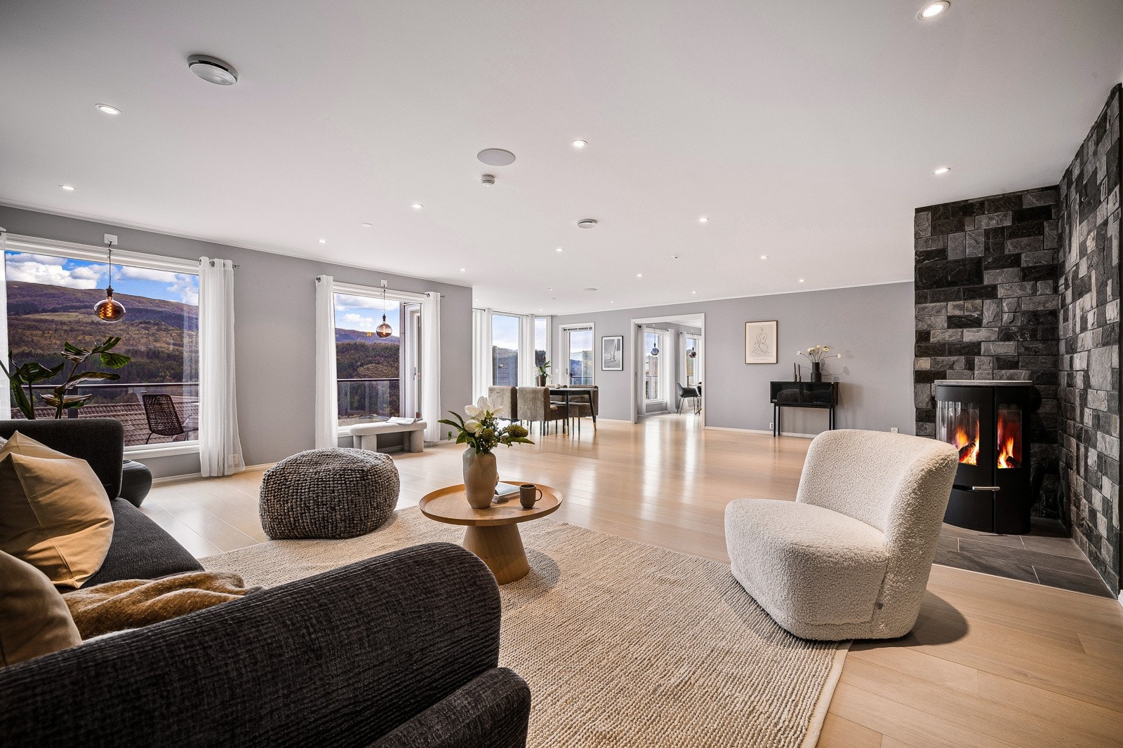 Boligen har en lys og romslig stue på hele 62,9 kvm. Galleribilde