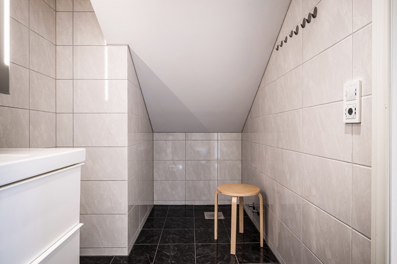 Opplegg for badekar om noen ønsker det. Ellers praktisk med oppbevaring her. Galleribilde