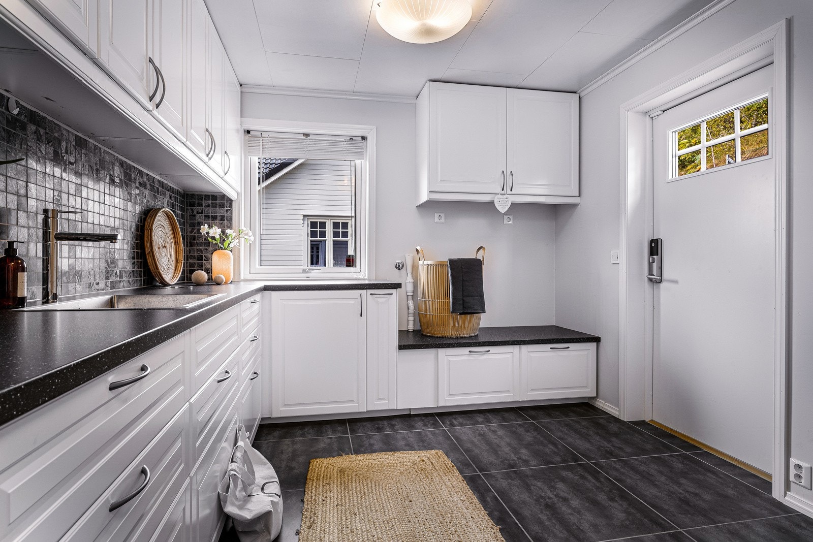 Egen inngang, som er veldig praktisk når ungene kommer hjem våte og skitne etter en dag i høstværet. Galleribilde