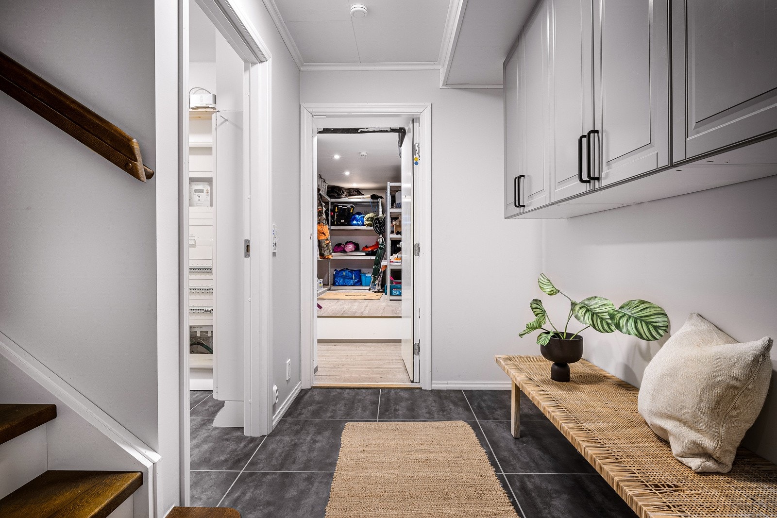 Teknisk rom finner vi til venstre i rommet og bod, samt inngang til garasje lenger inne. Galleribilde