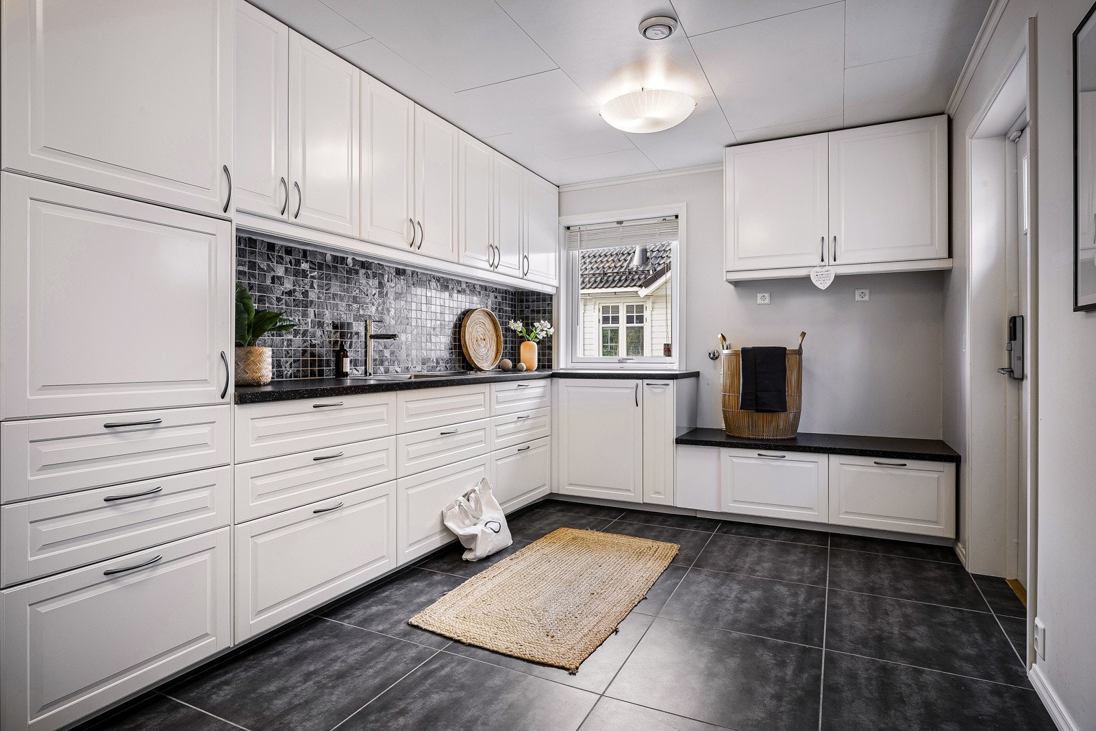 Stort og funksjonelt vaskerom med god plass til både å oppbevare og henge opp klær. Galleribilde