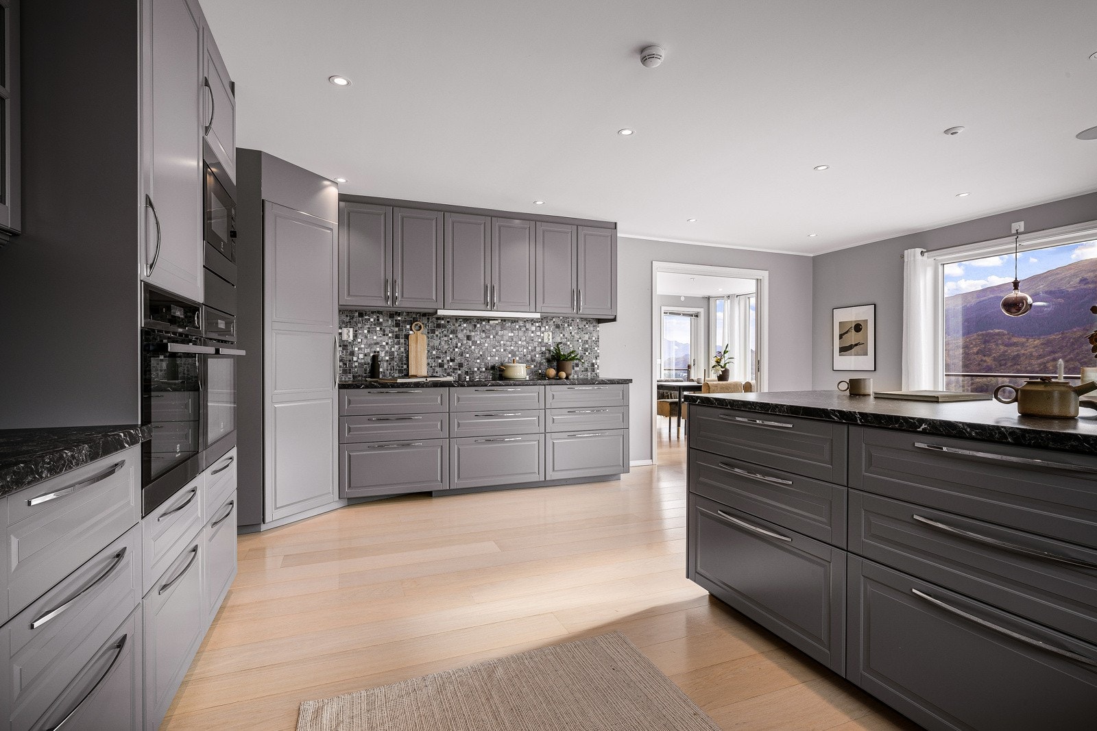 Vanvittig med benkeplass og skapplass som gjør matlagingen til en lek. Galleribilde