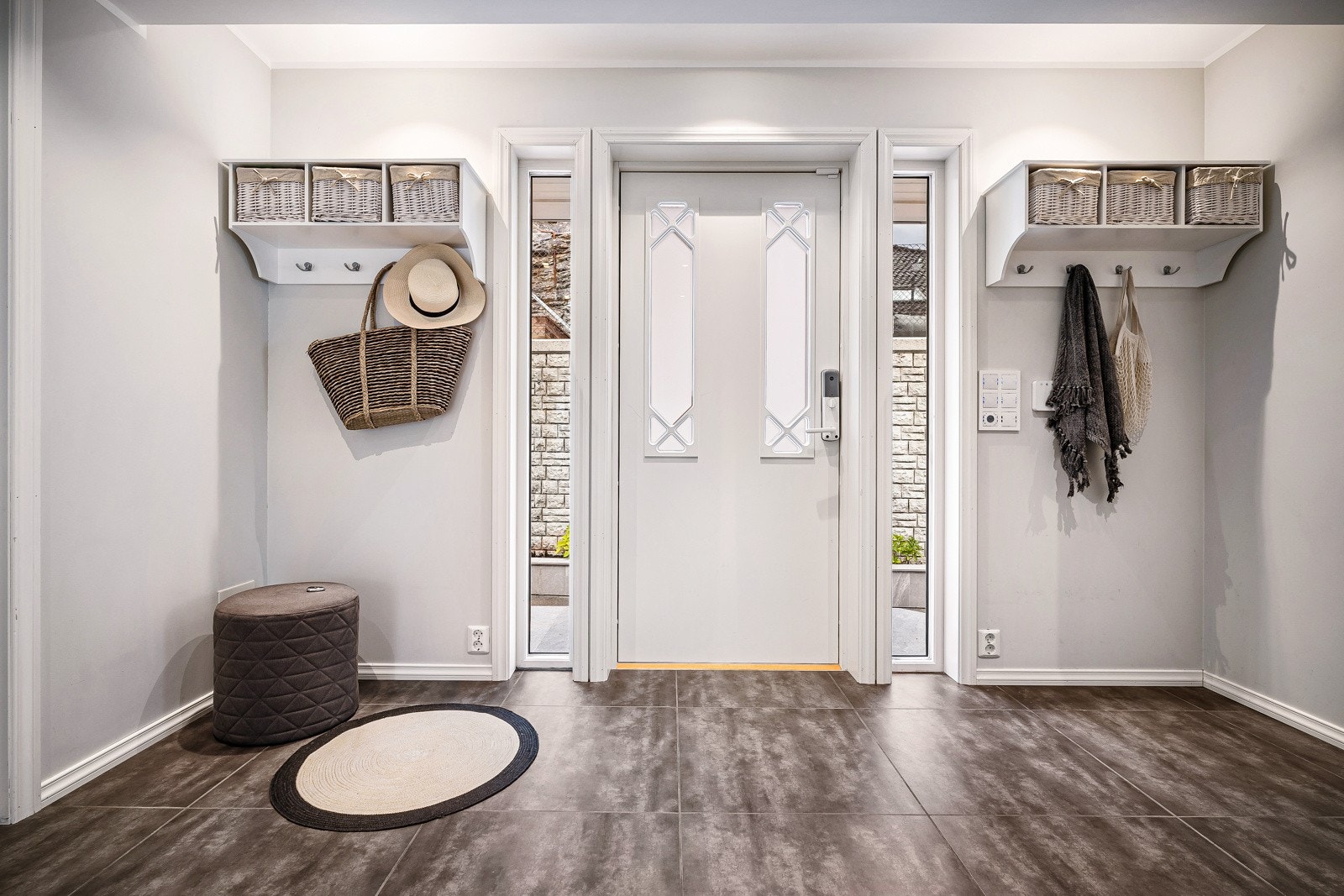 I tillegg til speilgarderobene er det god plass til oppbevaring av yttertøy til gjester, lett tilgjengelig. Galleribilde