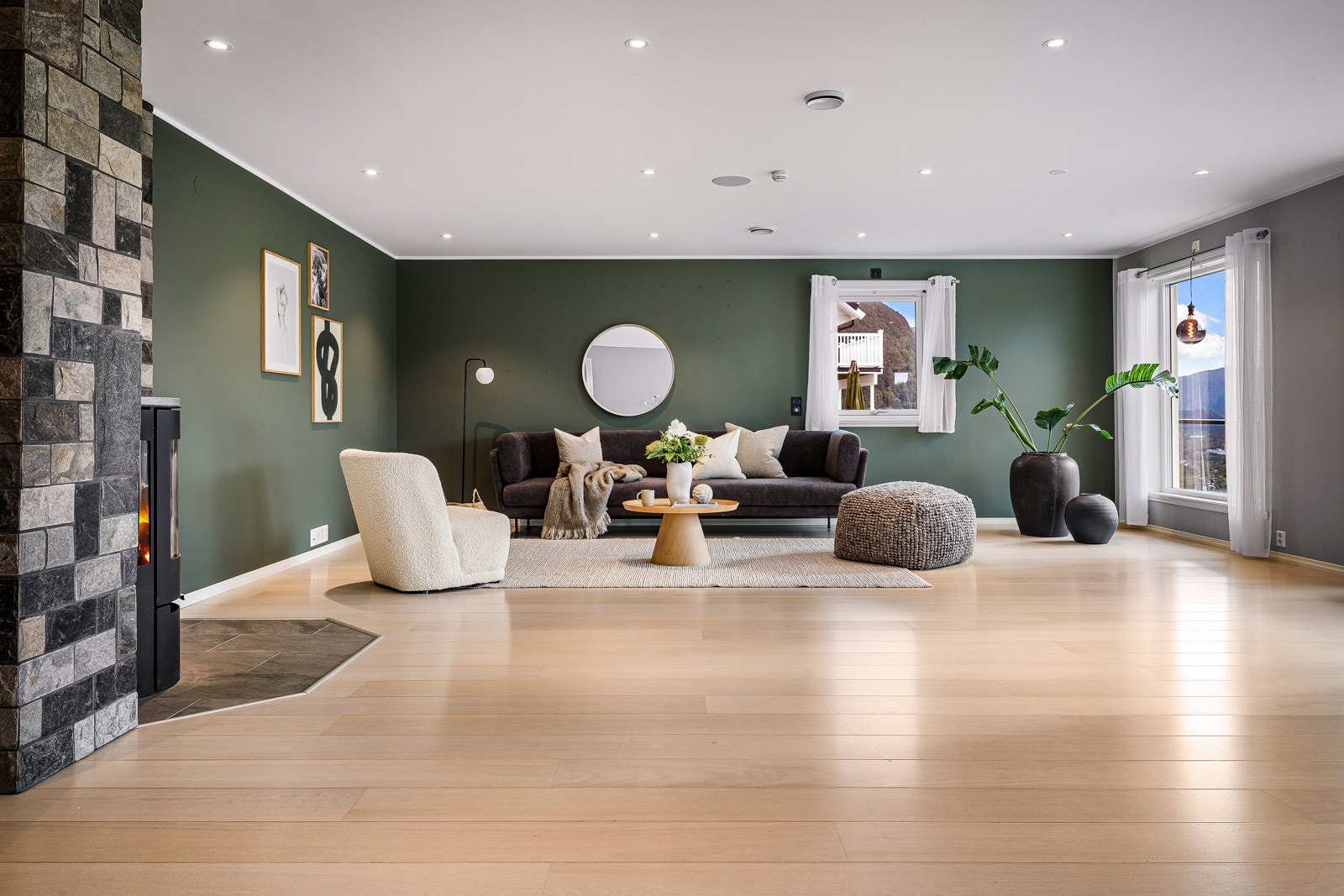 I gulvet er det vannbåren varme i alle rom i førsteetasje (utenom matbod), som sørger for energieffektiv oppvarming og en lun atmosfære. Galleribilde