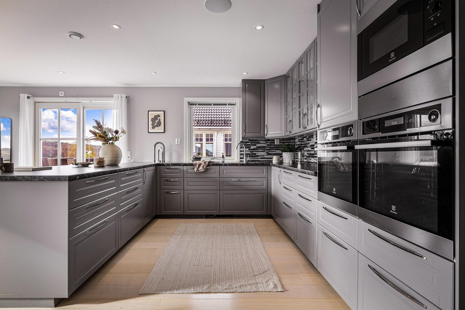 Flott kjøkken med fine detaljer og integrerte hvitevarer. Galleribilde