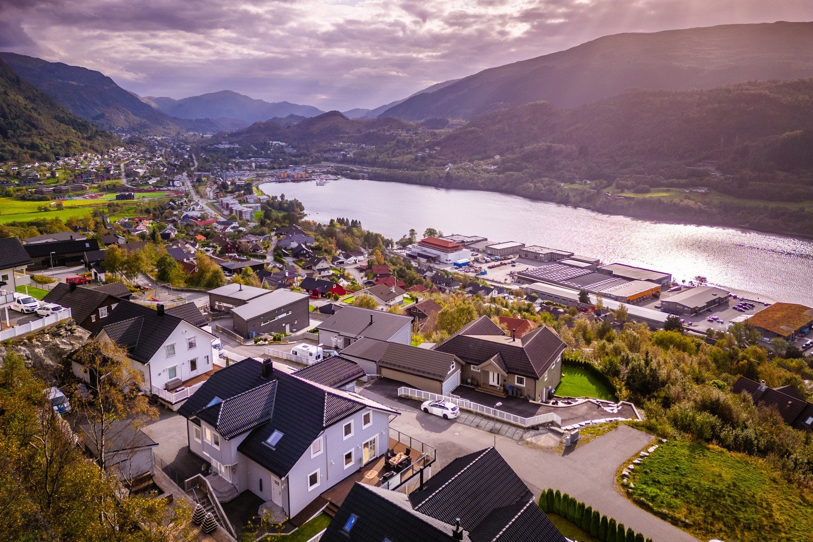 Her har man flere solrike uteplasser, hagestue og parkering i garasje. Galleribilde