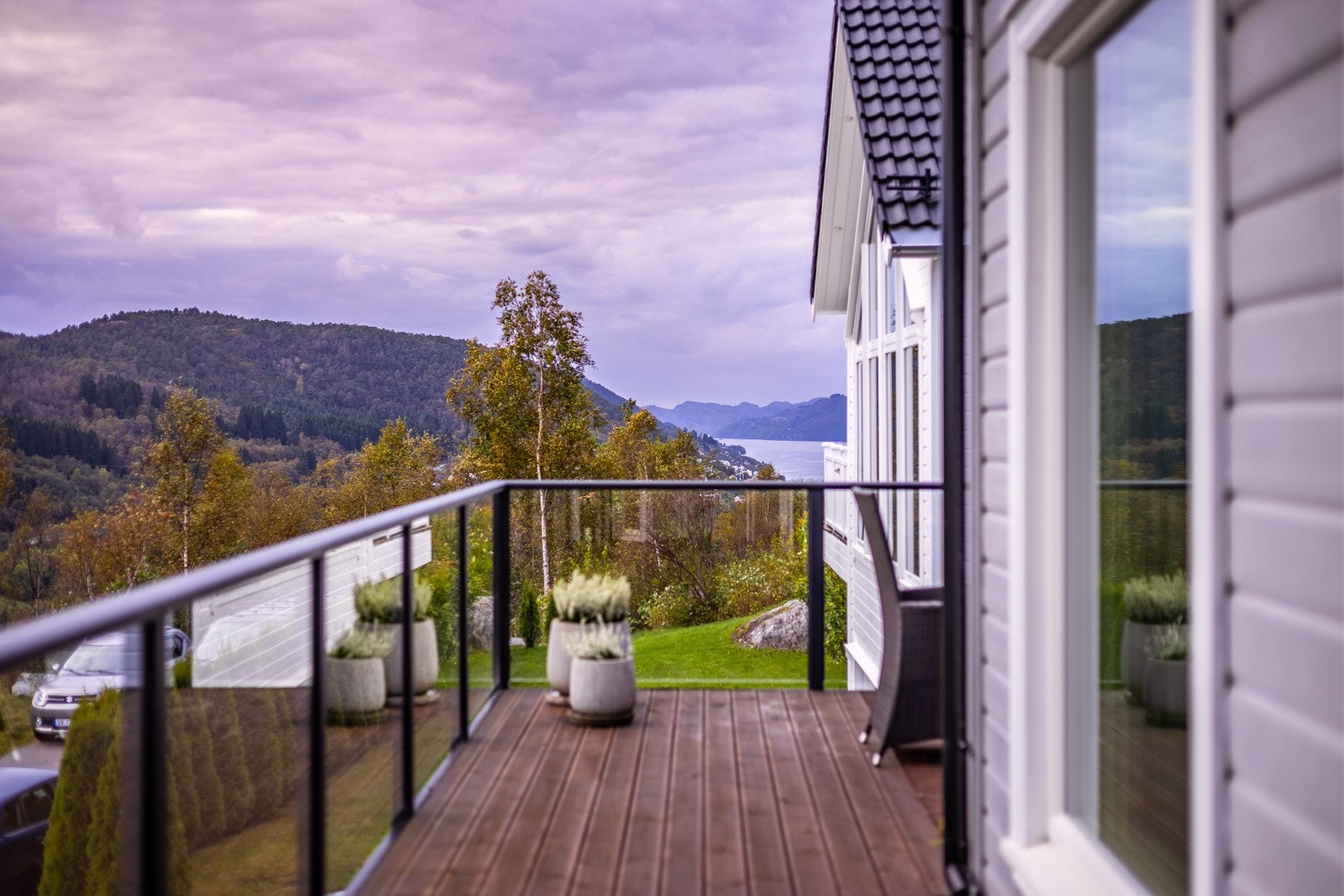 Utgang fra spisestue og kjøkken til denne altanen, som måler hele 49 kvm. Galleribilde