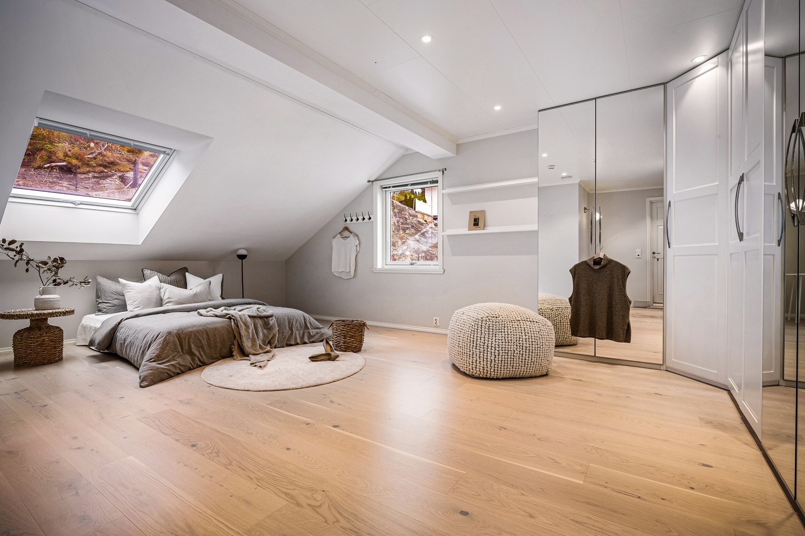 Hovedsoverommet er på hele 27 kvm og har god klesoppbevaring. Galleribilde