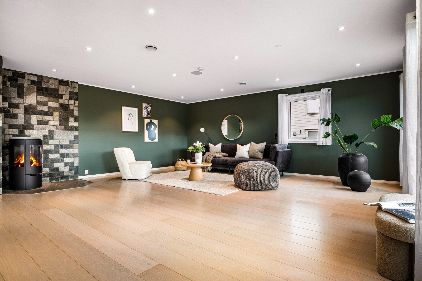 Himlingen er godt utstyrt med spotter for god belysning. Galleribilde