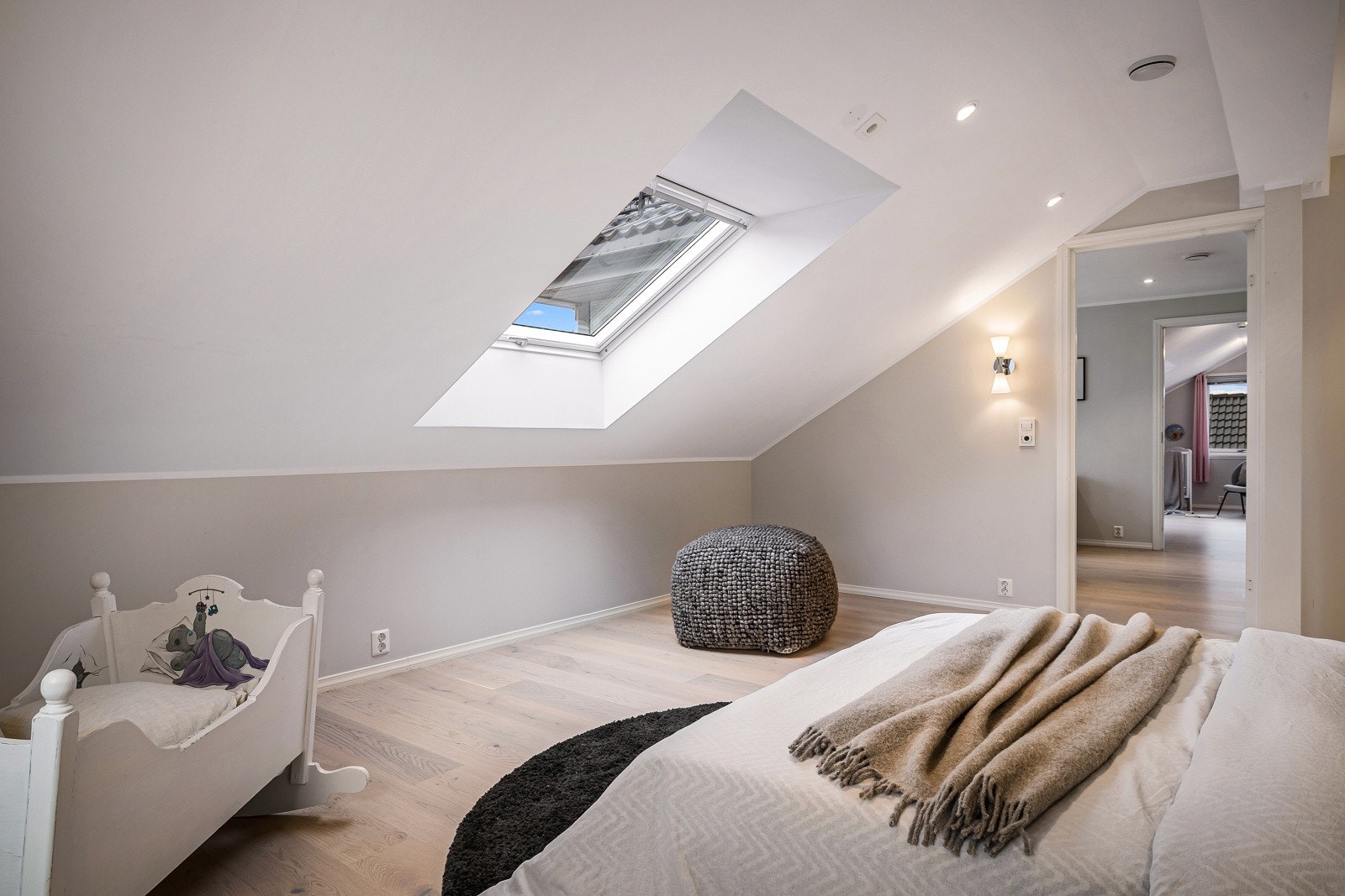 God plass til seng og oppbevaring på soverom 2. Galleribilde