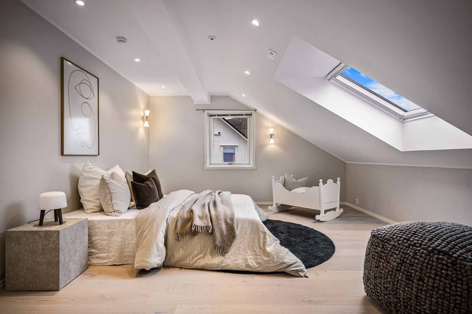 Vi tar en titt på de 4 andre soverommene også. Soverom 2 Galleribilde