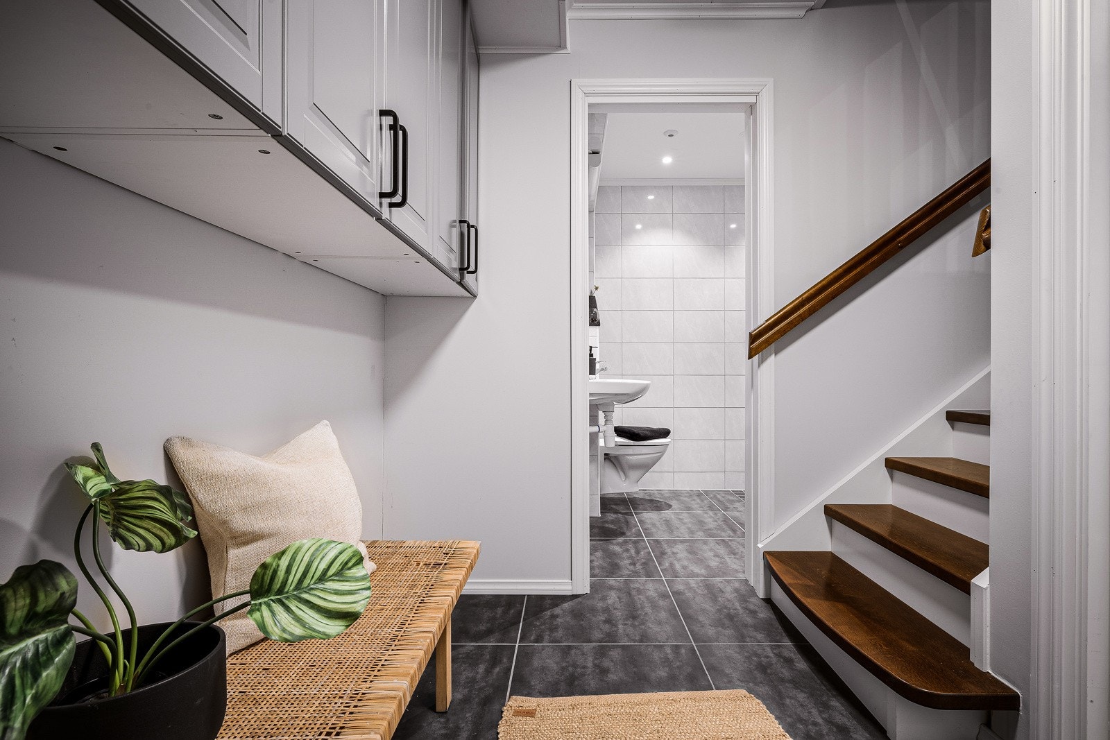 I underetasjen er det bad, bod, teknisk rom og dør inn til garasjen. Galleribilde