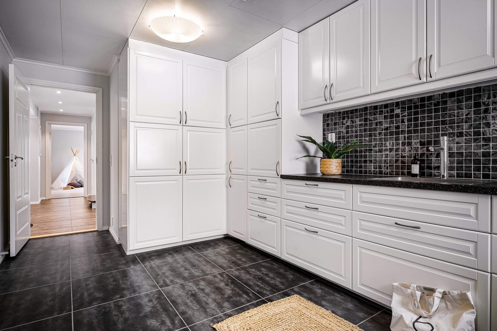 Praktisk med benkeplate for bretting av klær og masse skap og skuffer til oppbevaring. Galleribilde