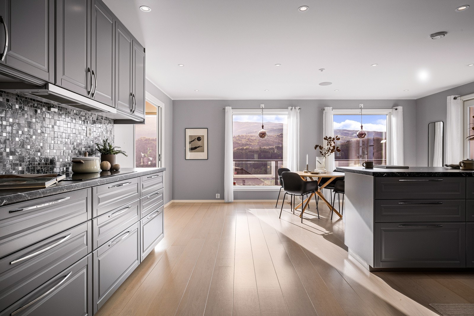 Et skikkelig familiekjøkken med god plass til spisebord. Galleribilde