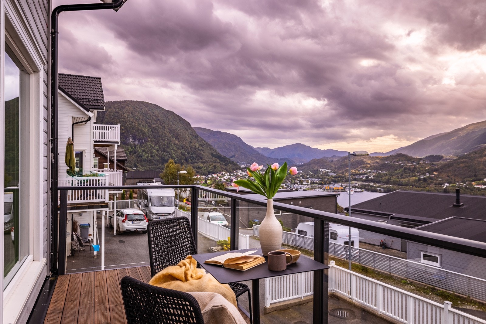 Det er også utgang til denne altanen på motsatt side, slik at du kan ta innover deg hele den storslåtte utsikten. Galleribilde