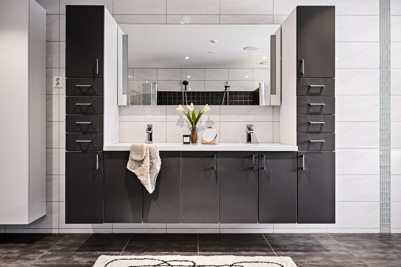 Dobbel servant med god lagring til hele familien. Galleribilde