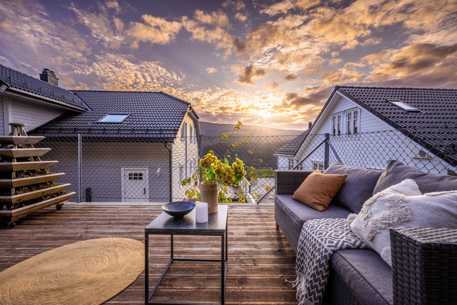 Nyt fineværsdager på en solseng eller en deilig høstkveld rundt bålpannen. Galleribilde