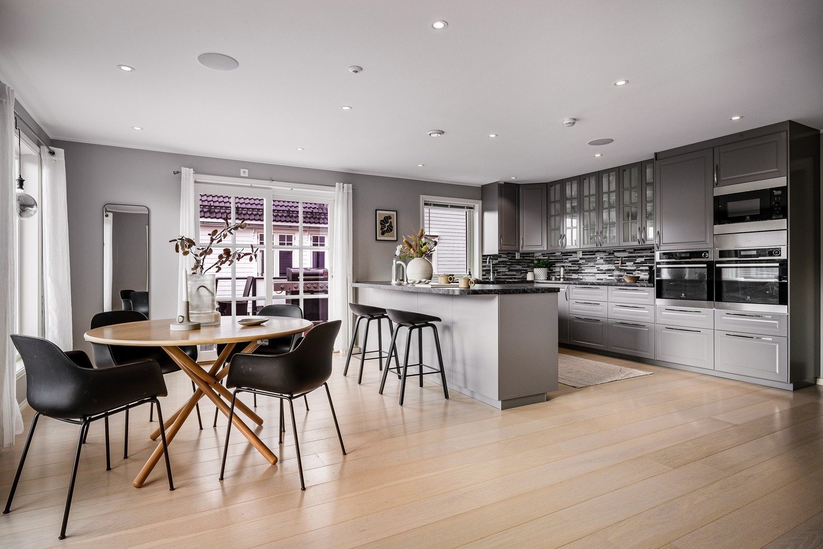 Fra stuen kommer man inn i boligens lekre kjøkken på 35,4 kvm. Galleribilde