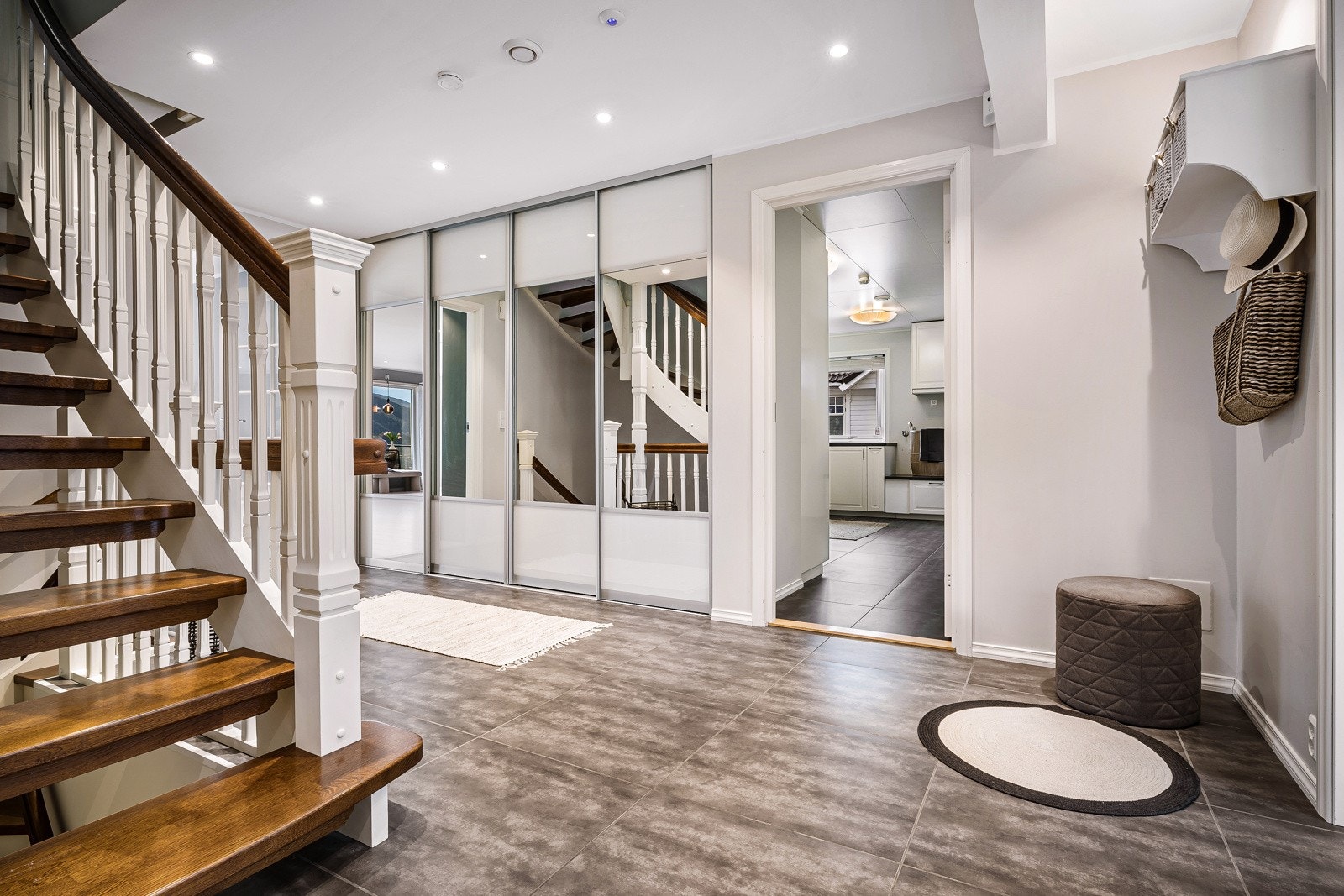 Skyvedørsgarderoben har god plass til oppbevaring av klær og sko. Galleribilde