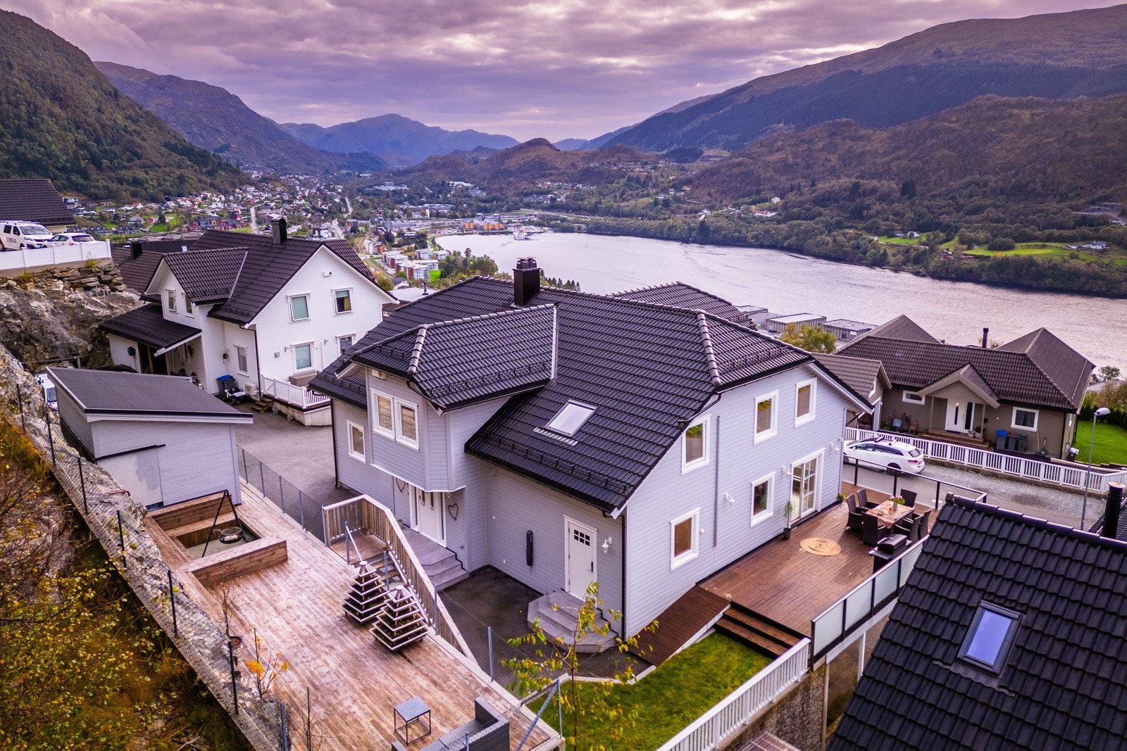 På baksiden av boligen er det en solrik terrasse og hagestue. Galleribilde