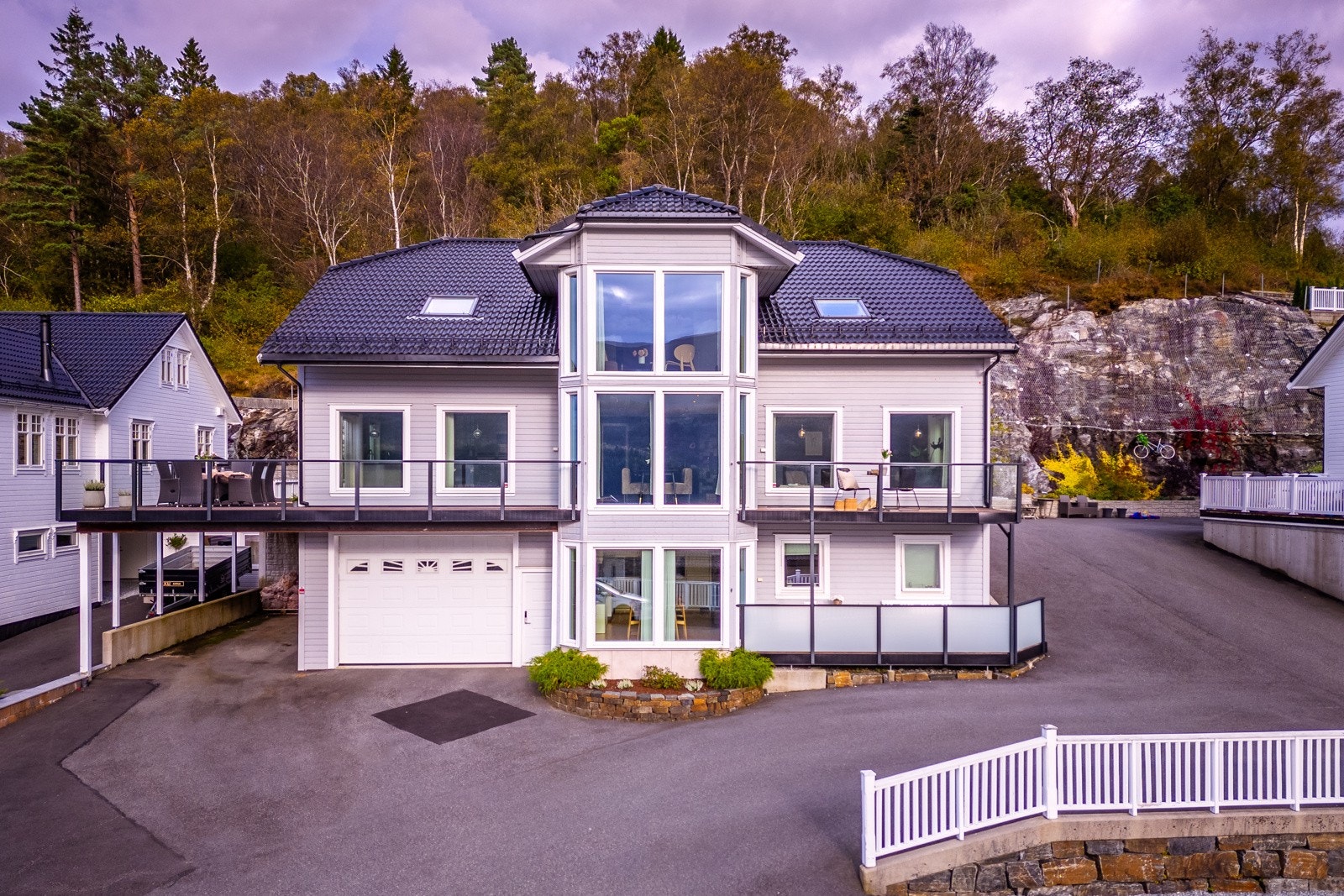 En nyere enebolig med lekre kvaliteter, nydelig utsikt, barnevennlig beliggenhet og 3-roms utleieleilighet. Galleribilde