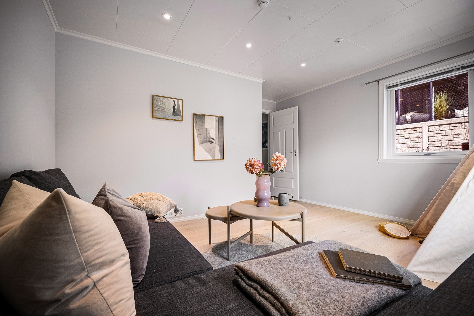 God plass og mye lysinnslipp på soverommet. Galleribilde