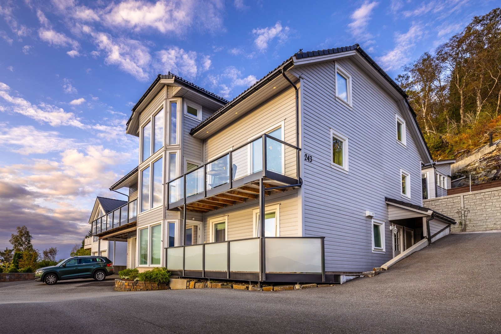 God plass til deg og dine, og praktisk med ekstra inntekt i u.etg. Her ser du inngang til utleiedel. Galleribilde