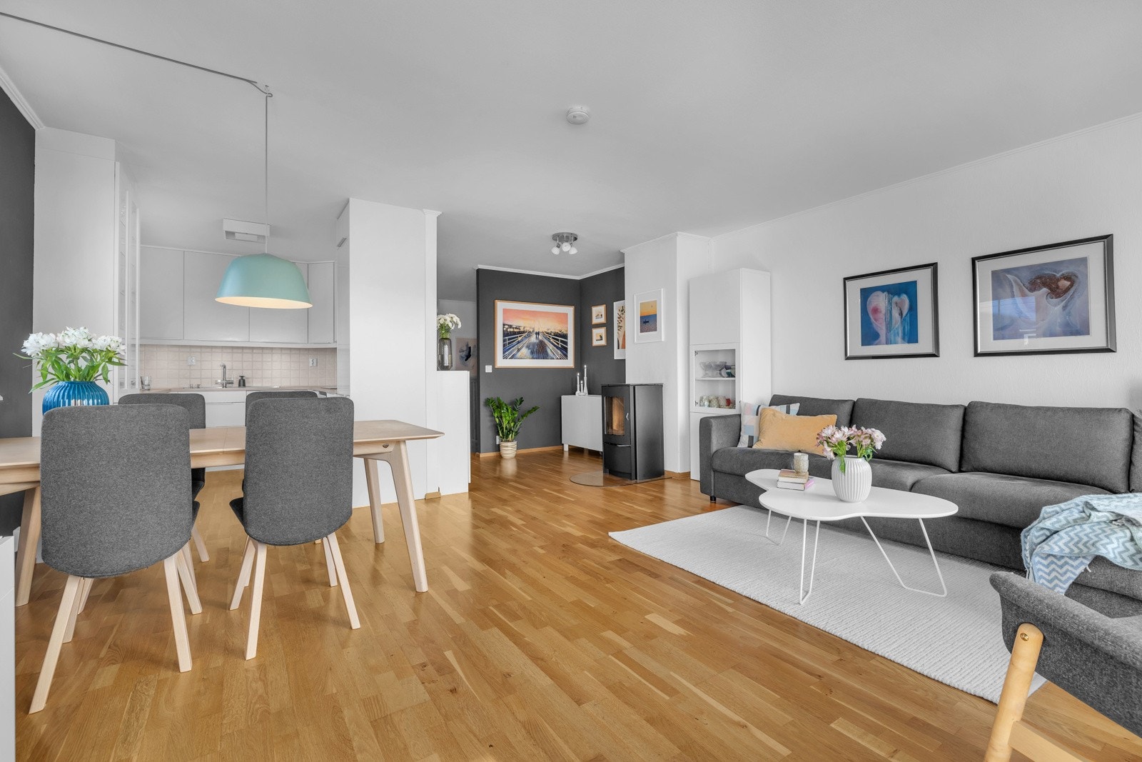 Du finner god plass til spisebord mellom stuen og kjøkkenet Galleribilde