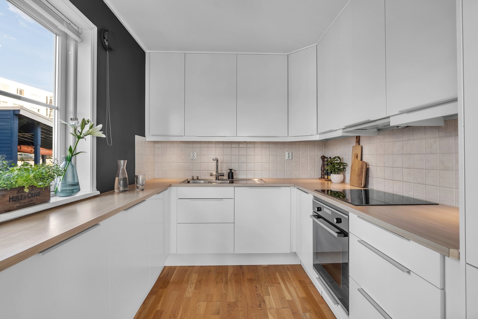 Kjøkkenet er pent og moderne med god skap- og benkeplass Galleribilde