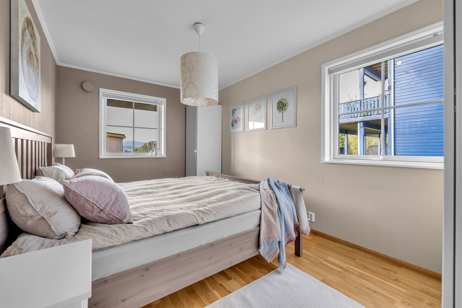 Svært innbydende soverom med god plass og vinduer mot vest Galleribilde