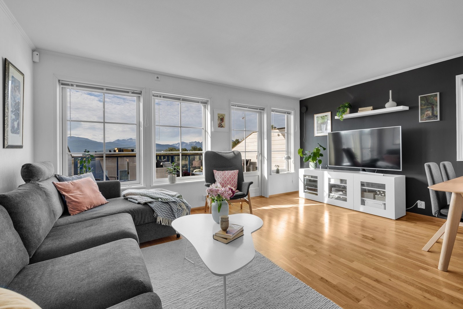 Stuen er lys og innbydende med store vindusflater mot vest Galleribilde