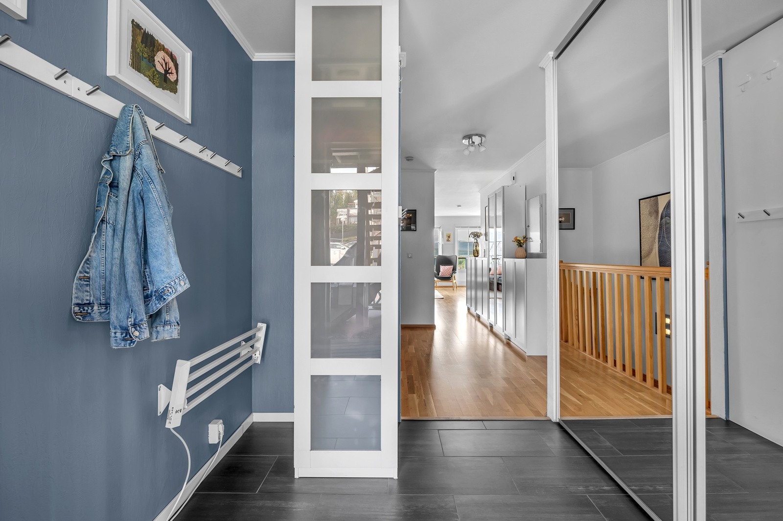 Velkommen inn! - Det første som møter deg er dette fine inngangspartiet hvor det er oppheng til klær og skyvedørsgarderobe Galleribilde