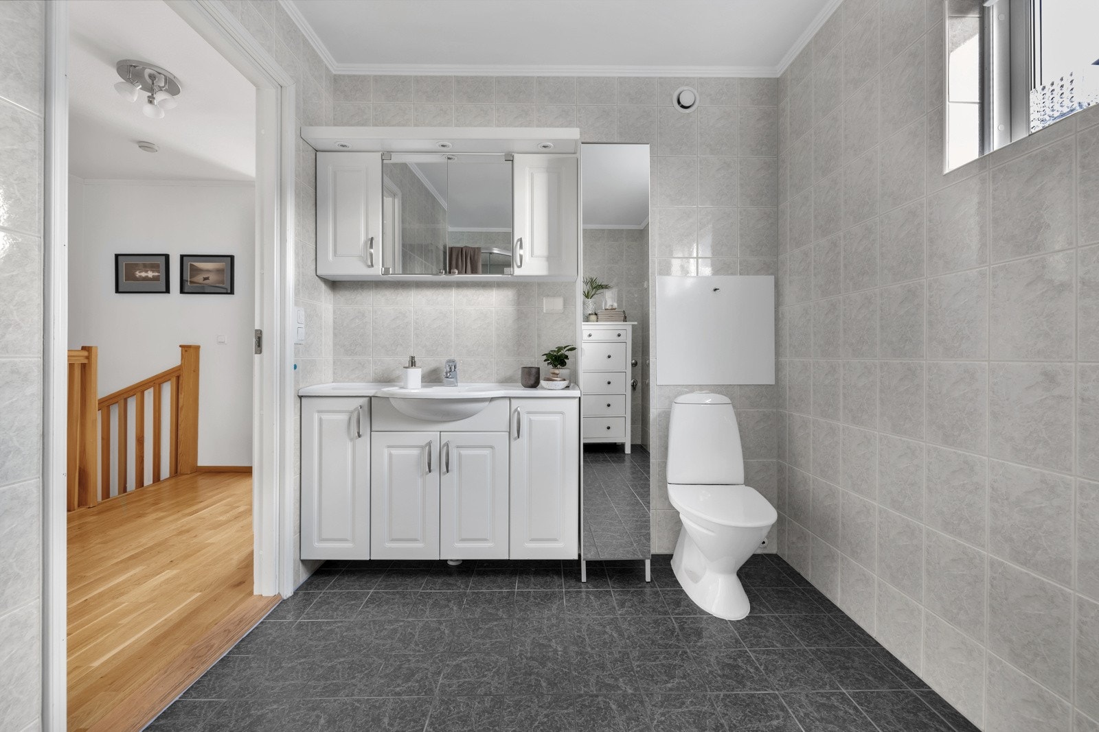 Innredning med heldekkende servant og godt med lagringsplass Galleribilde