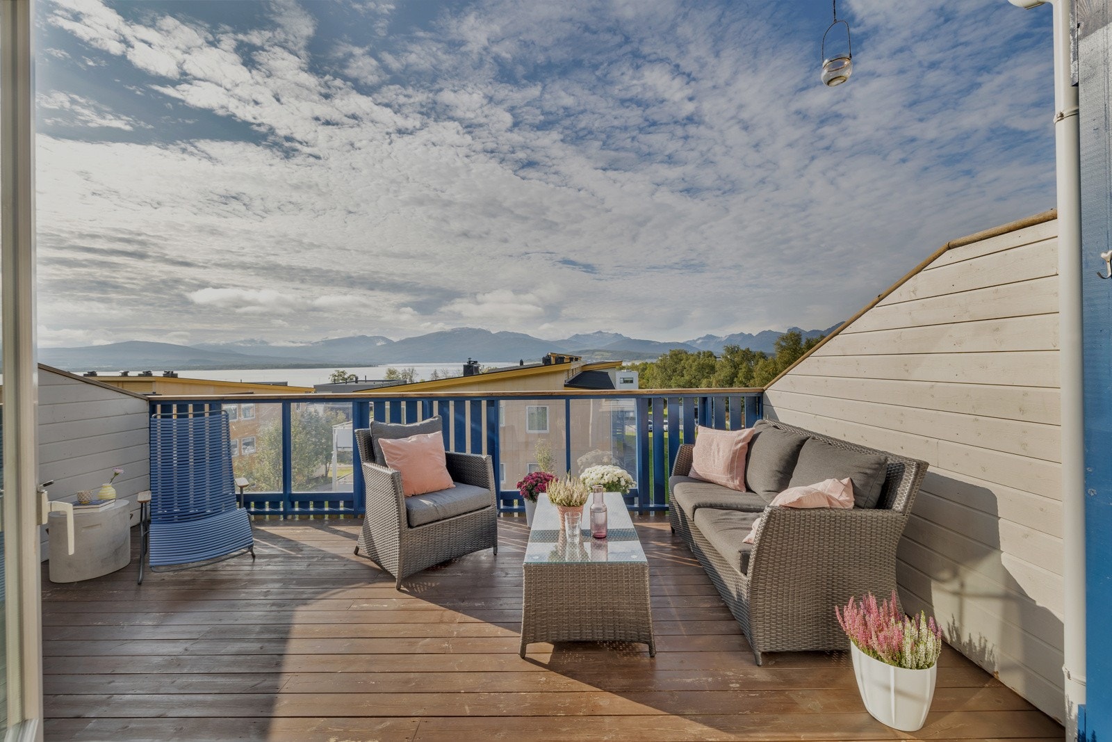 Verandaen er stor, solrik og skjermet Galleribilde