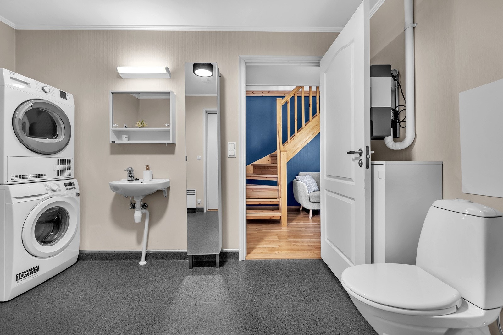 En virkelig kvalitet med Wanny Woldstads Veg 116 er det store vaskerommet som også er utstyrt med toalett, vaks og dusj Galleribilde