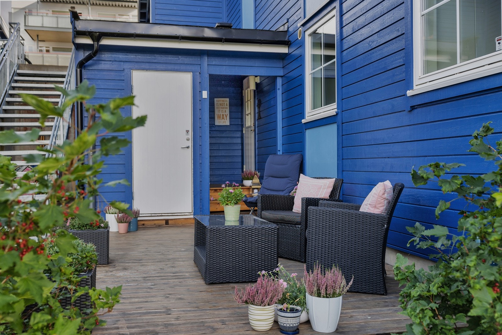 Fra vaskerommet går du ut til denne koselige og skjermede platten hvor du også har tilgang til utvendig bod Galleribilde