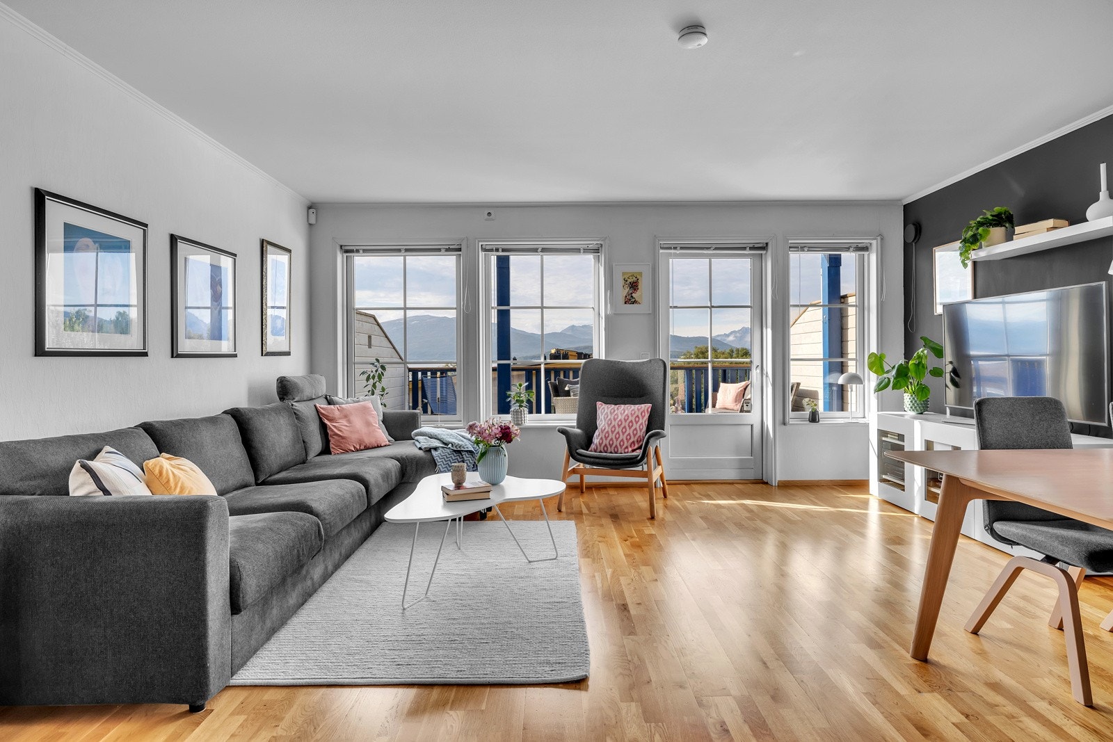 Etasjen består av stue, kjøkken, inngangsparti og bad. Totalt er 59m2 fordelt på disse rommene som gir deg god plass Galleribilde