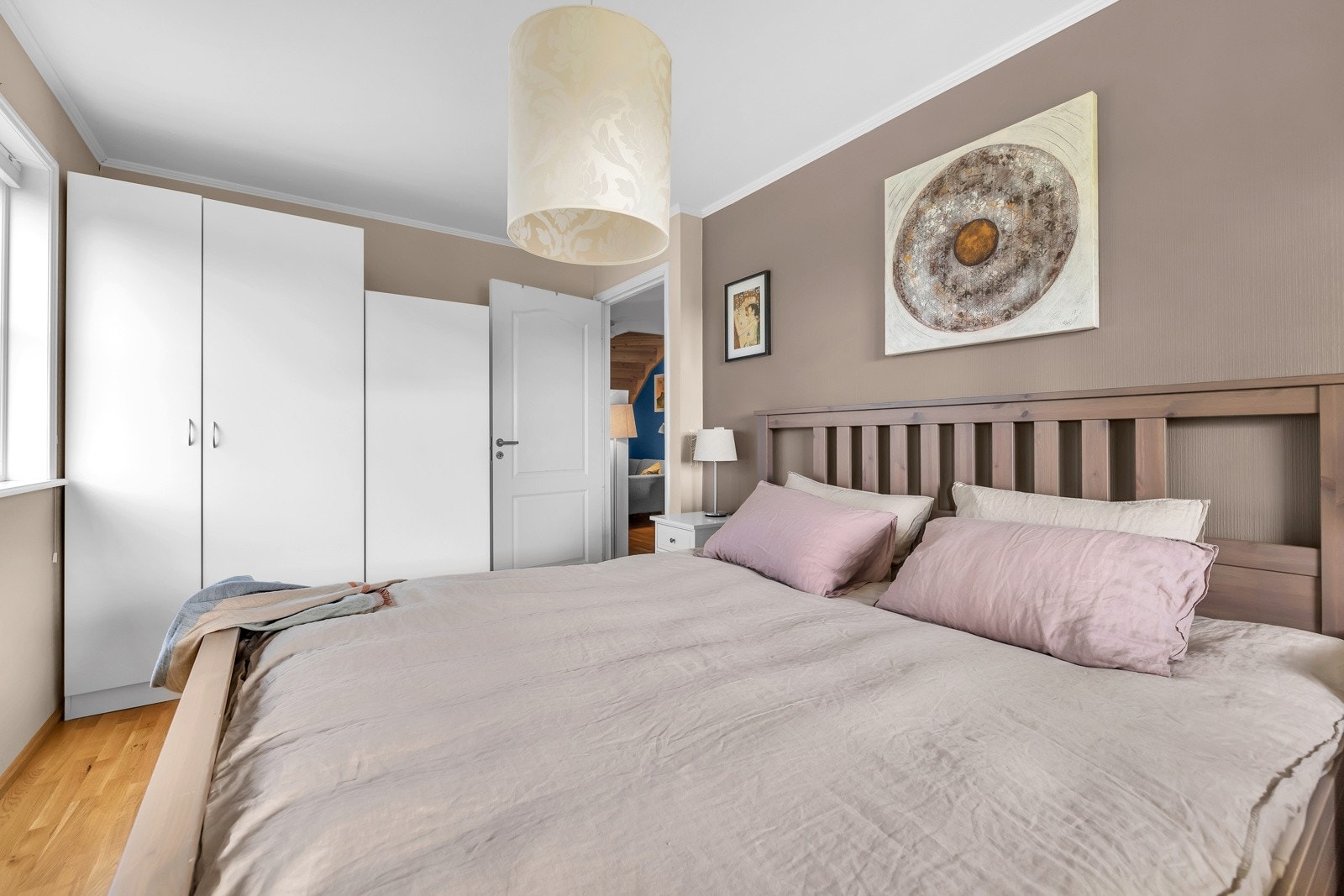 Det største soverommet er på 11,7m2 og rommer stor dobbeltseng og garderobe Galleribilde