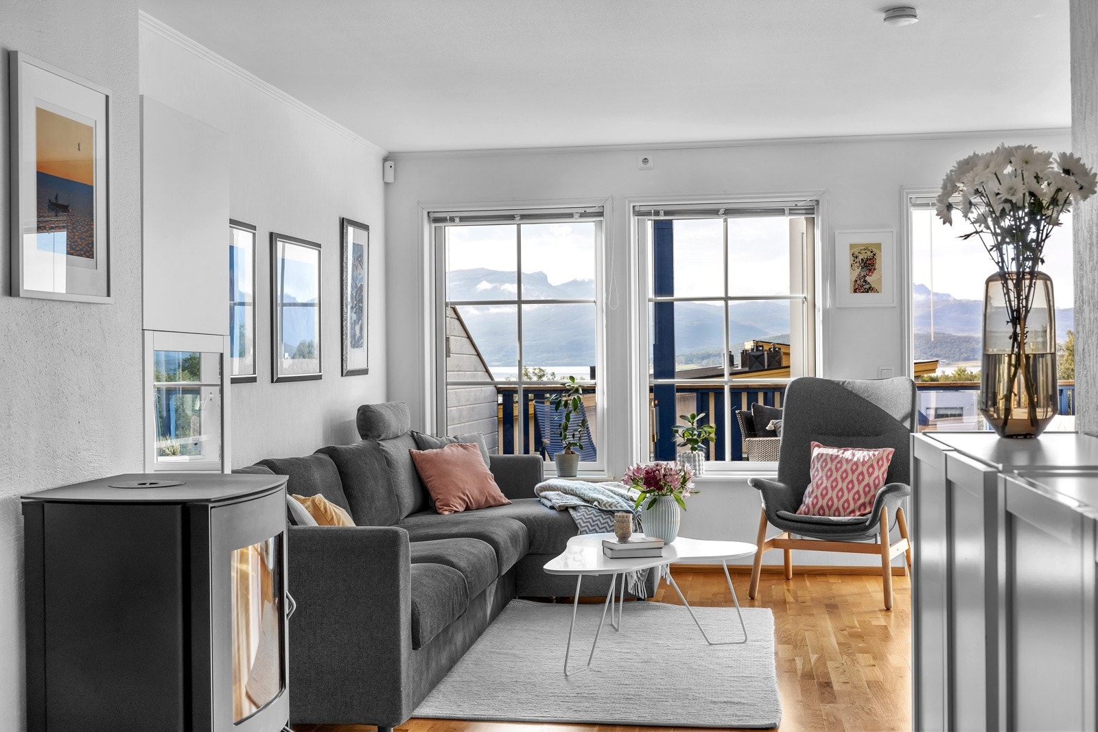 Videre fra inngangspartiet ledes du til den åpne og koselige stuen Galleribilde