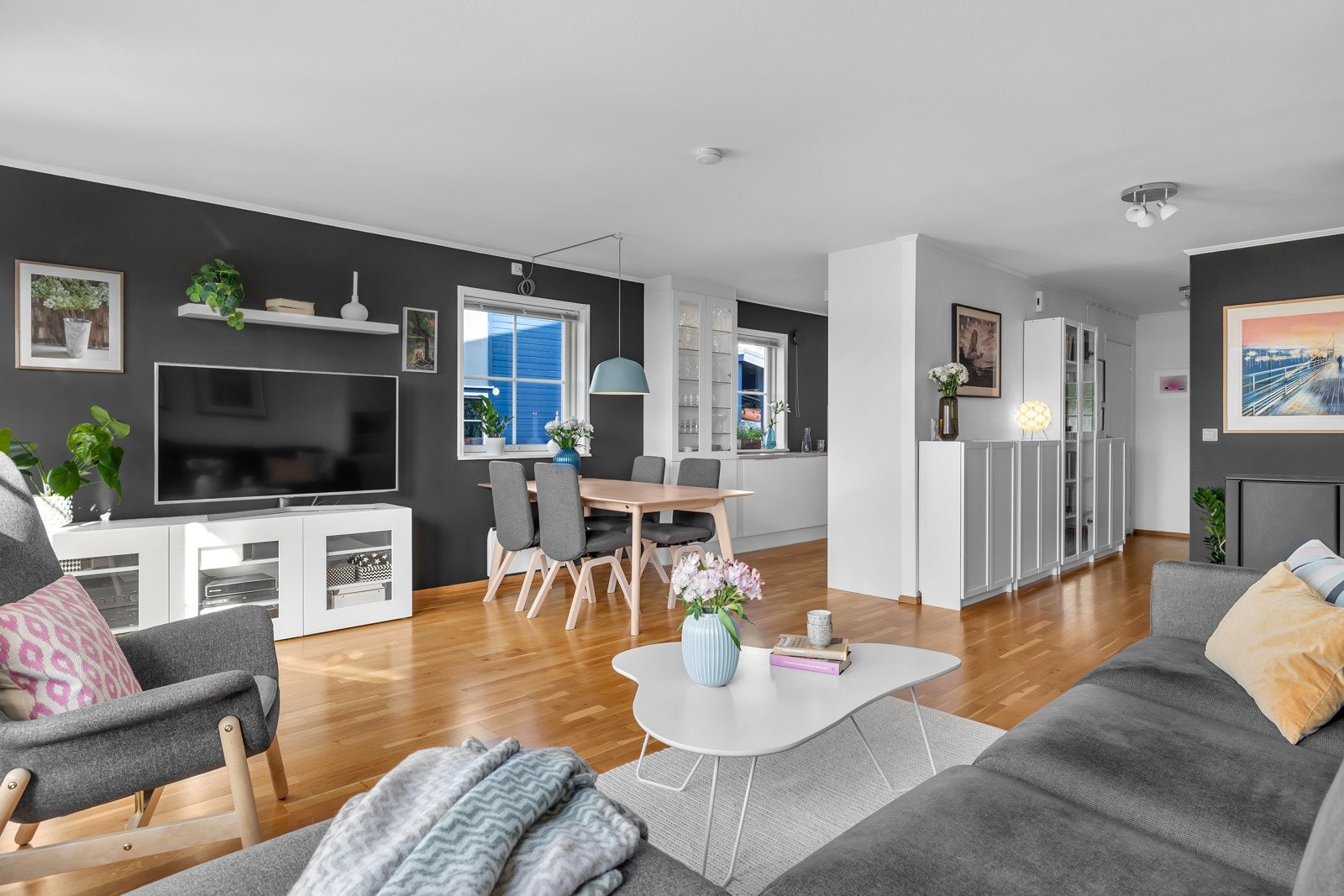 Stuen og kjøkkenet er i delvis åpen løsning Galleribilde