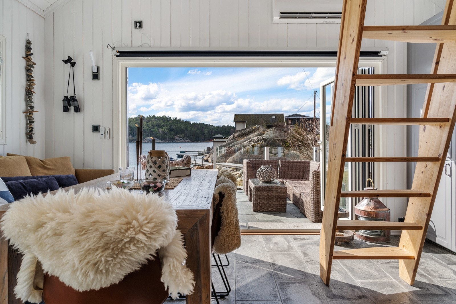 Sjøbod med foldedør/ utsikt Galleribilde