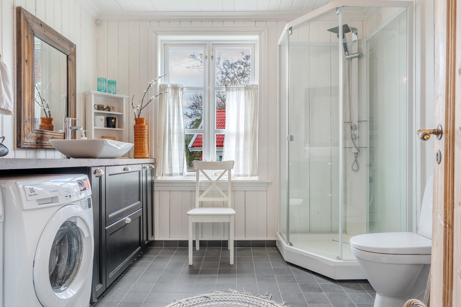 Romslig bad/vaskerom i 1. etasje Galleribilde