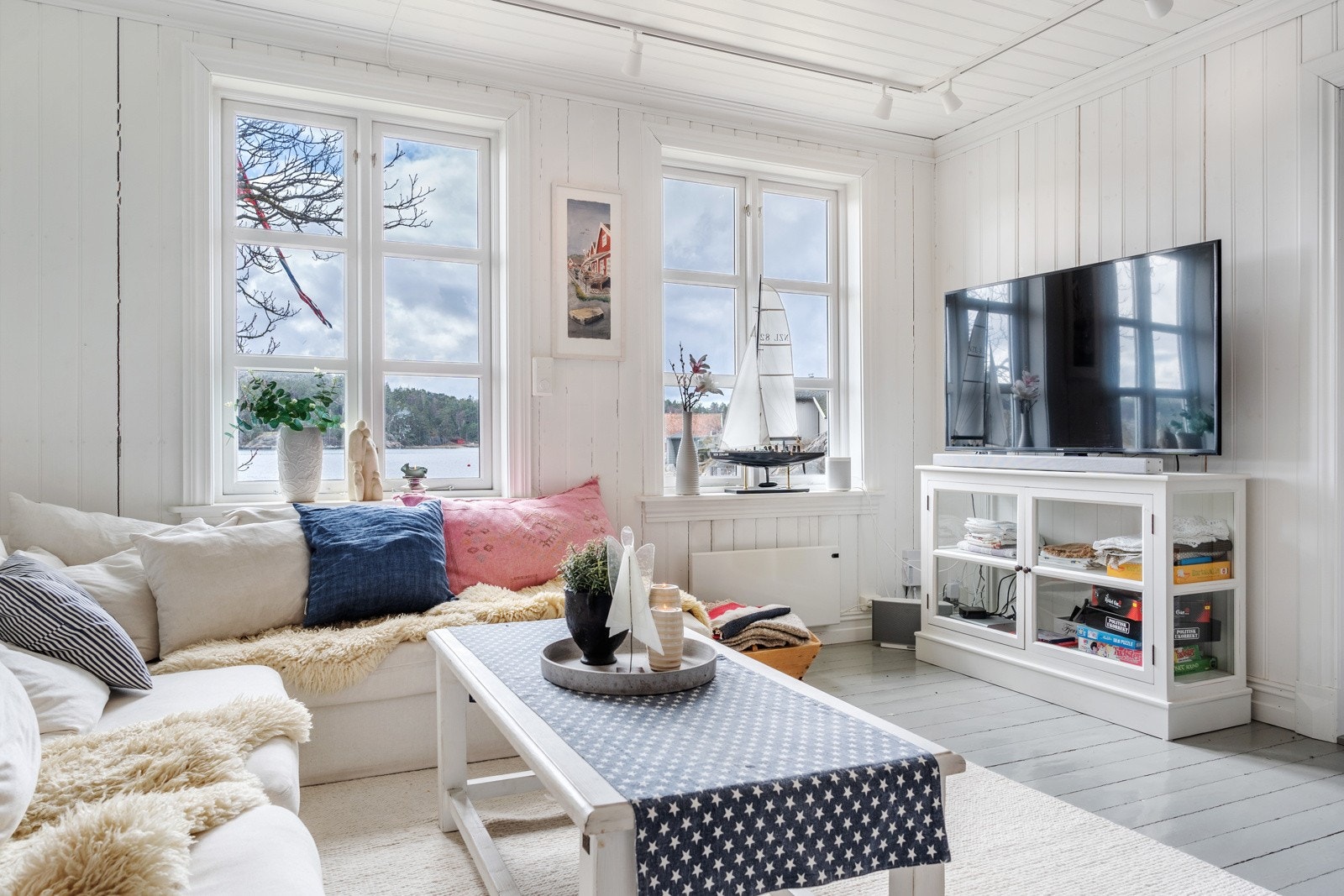 Stuen og øvrige rom framstår lyse og sommerlige Galleribilde