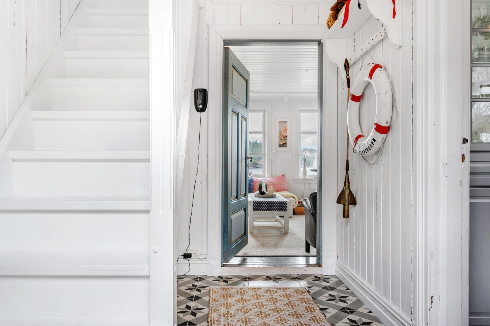 Entré med trapp til 2.etasje Galleribilde