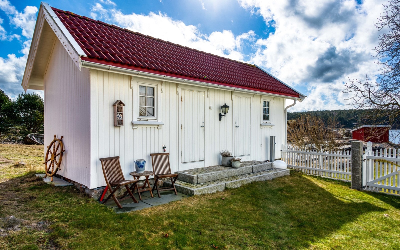 Uthus/anneks med bad, soverom og en romslig separat bod Galleribilde