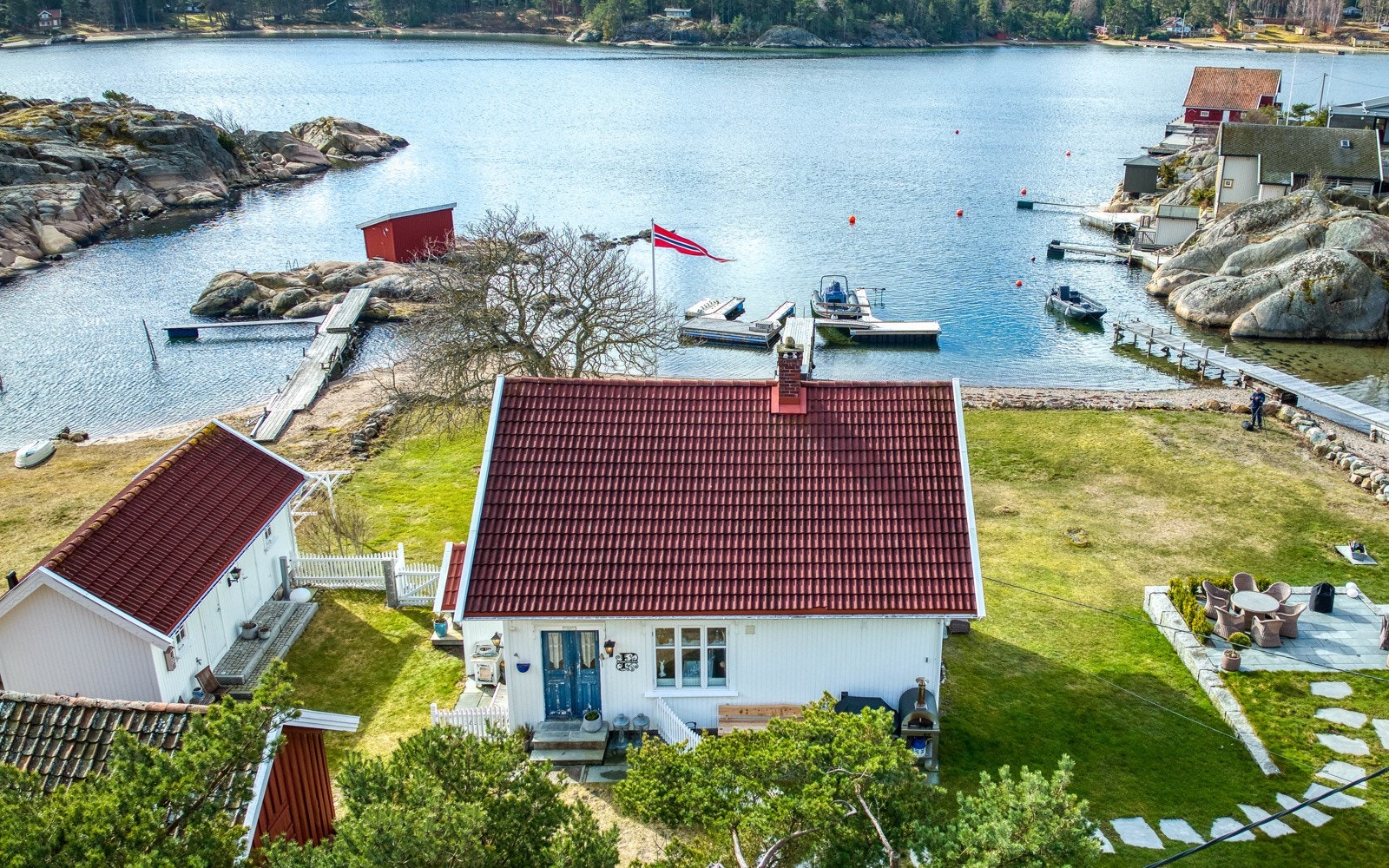 Eiendommen er orientert i sydlig retning med utsikt mot Gravningssund Galleribilde