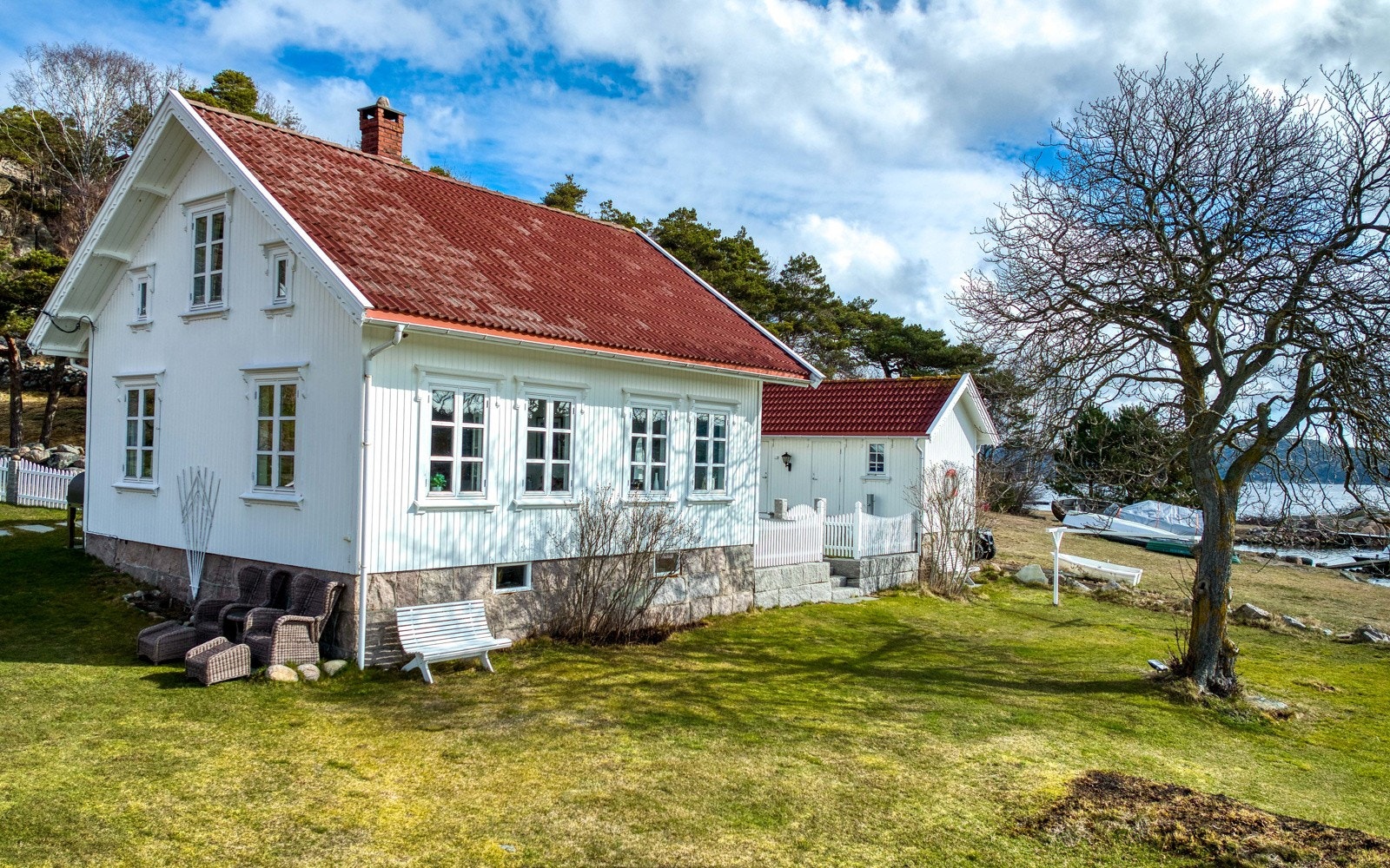 Hvitmalt, svært sjarmerende skippehus Galleribilde