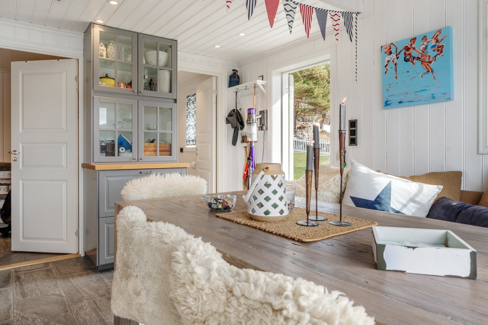 Praktisk kjøkken/stue løsning med hems Galleribilde