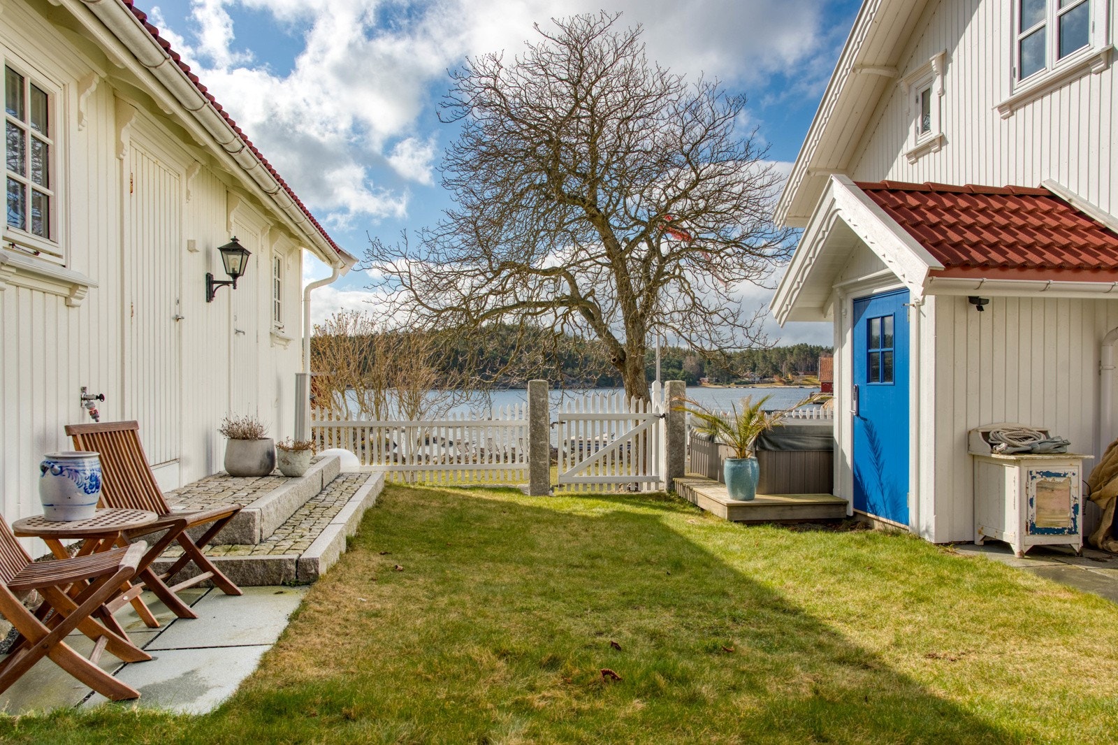 Uthus/anneks og huset danner et lite, skjermet uterom Galleribilde